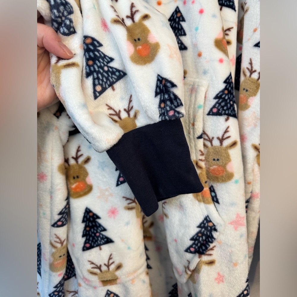 Cupcakes & Cashmere Festive Hoodie & Slipper Set - Picture 13 of 13